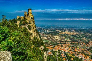 Eski şehir, San Marino Cumhuriyeti, İtalya dağın zirvesinde Ortaçağ Kalesi Torre Guaita