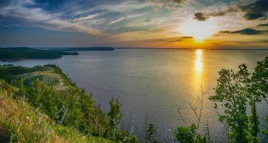 Gün batımında Volga nehri ve Zhiguli rezervuarı ile panoramik manzara Valiant höyüğü, milli park Samarskaya Luka tepe, Rusya
