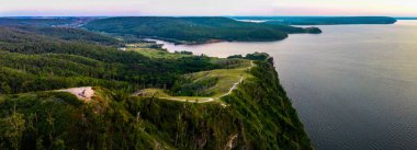 Yaz akşamı Samarskaya Luka milli parkında yeşil ağaçlar ve Volga nehri ile Zhiguli dağlarının havadan görünümü, Samara bölgesi, Rusya