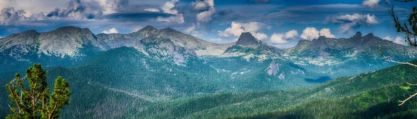 Panoramablick Auf Das Ergaki Gebirge Mit Immergrünem Wald Bewölkten Sommertagen — Stockfoto