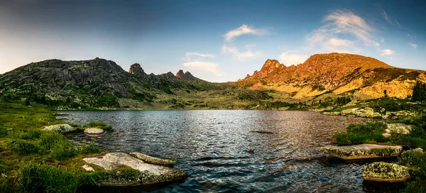 Hermosa Vista Panorámica Cordillera Ergaki Frente Lago Tarn Durante Puesta — Foto de Stock