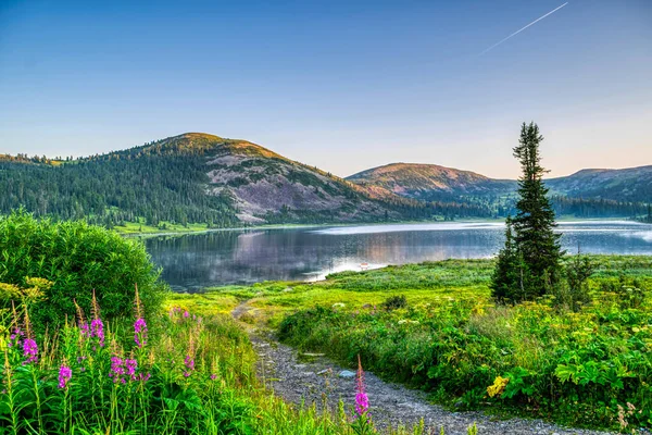 Vista Sobre Lago Montaña Con Colinas Bosque Verde Durante Amanecer — Foto de Stock