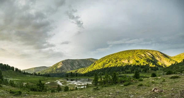 Panoramatická Krajina Divoké Tajze Malé Jezírko Údolí Před Pohořím Pokryté — Stock fotografie