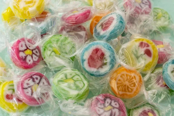 Bunte Bonbons Aus Nächster Nähe Verschiedene Geschmäcker Und Zeichnungen Von — Stockfoto