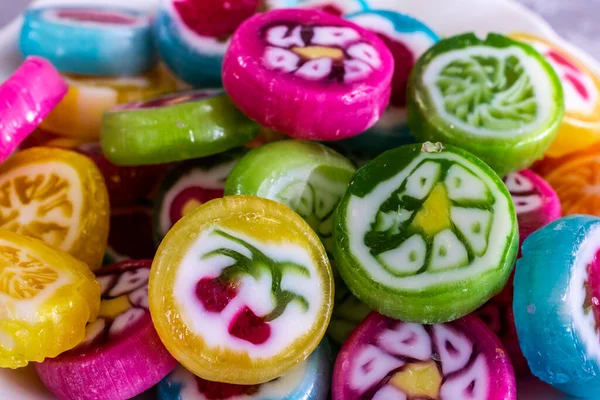 Dulces Colores Cerca Enfoque Selectivo Diferentes Sabores Dibujos Frutas Sobre —  Fotos de Stock