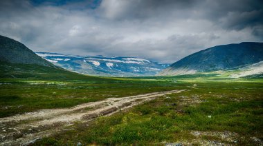 Bulutlu gri yaz gökyüzü, Ural dağlarının panoramik manzarası, Rusya