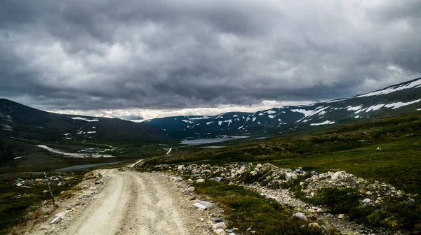 Camino Grava Cresta Montaña Con Pequeños Árboles Coníferas Durante Clima — Foto de Stock