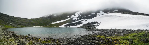 Панорамный Пейзаж Горным Озером Перед Горным Хребтом Пасмурный День Горы — стоковое фото