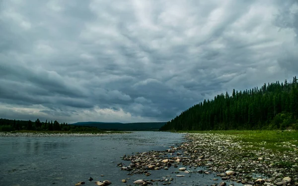 Těžké Mraky Nad Horskou Řekou Kozhim Jehličnatý Les Uralské Hory — Stock fotografie