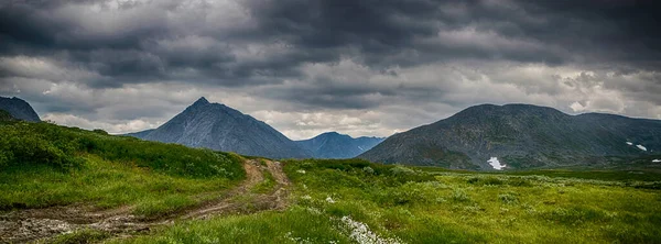 Camino Grava Cresta Montaña Con Cielo Gris Nublado Del Verano — Foto de Stock