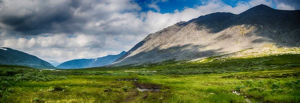Żwirowa Droga Grzbiet Górski Zachmurzonym Szarym Letnim Niebem Panoramiczny Krajobraz — Zdjęcie stockowe