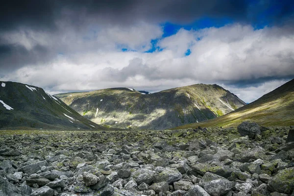 Όμορφο Τοπίο Οροσειρά Κατά Διάρκεια Συννεφιασμένη Ημέρα Περιπολική Ουράλια Βουνά — Φωτογραφία Αρχείου