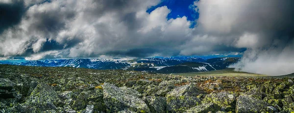 Hermoso Paisaje Con Cordillera Durante Día Nublado Montañas Urales Circumpolares — Foto de Stock