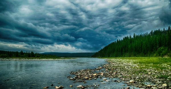 Schwere Wolken Über Dem Gebirgsfluss Koschim Und Nadelwald Ural Russland — Stockfoto