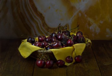 Çiçeklerin arka planında orijinal şarap şişesi ve cam var.