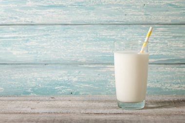 Tahta masada bir bardak süt.