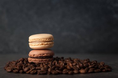 Fransızca macaroons kahve çekirdekleri üzerinde