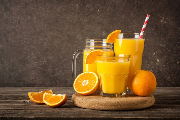 Taze portakal suyu ve meyve masada