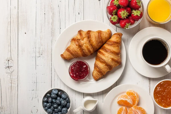 Petit Déjeuner Avec Croissants Café Confitures Baies — Photo