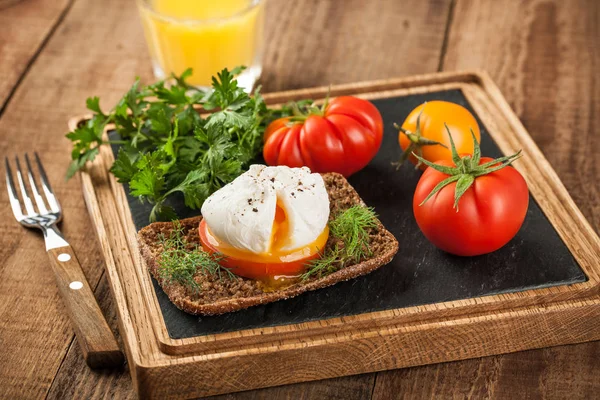 Poached Egg Fresh Tomatoes Orange Juice — Stock Photo, Image