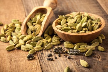 Ahşap masa üzerinde yeşil kakule