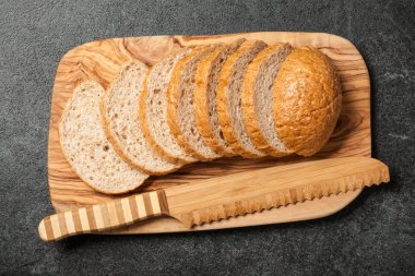 Ahşap kesme tahtası üzerinde taze dilimlenmiş ekmek