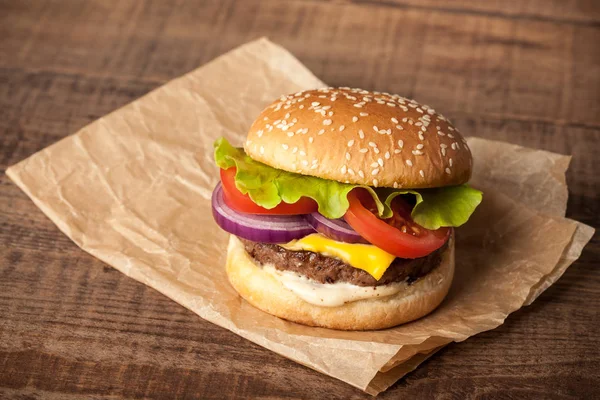 Färska Hamburgare Träbord — Stockfoto