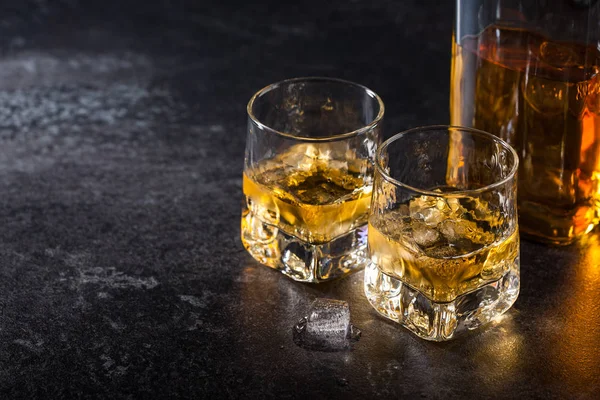 Met Ice Glazen Een Fles Whisky — Stockfoto