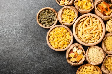 Siyah taş masadaki makarna çeşitleri.