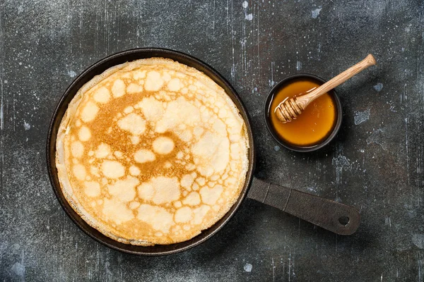 Pancake buatan sendiri di panci besi — Stok Foto