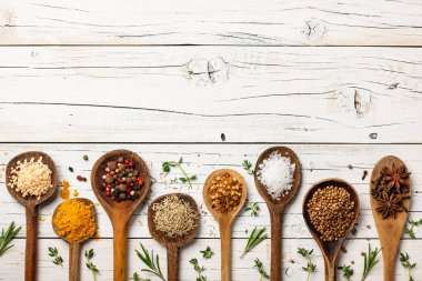 Tablo baharat ve otlar ile pişirme