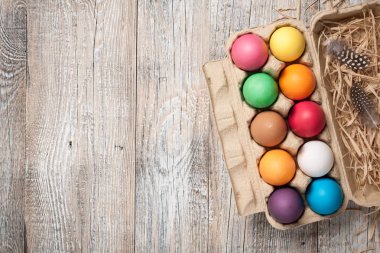 Karton yumurta kutusunda Paskalya yumurtası