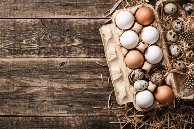 Karton yumurta kutusunda taze rustik yumurta