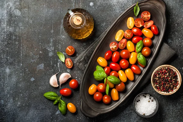 Tomates cereja frescos e especiarias na mesa vintage — Fotografia de Stock