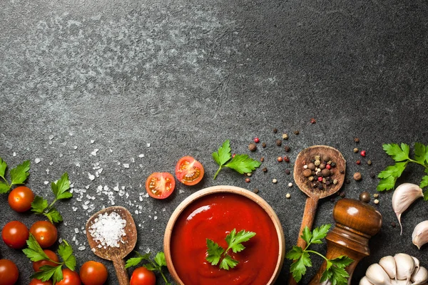 Cozinhar fundo com especiarias, tomates e molho — Fotografia de Stock