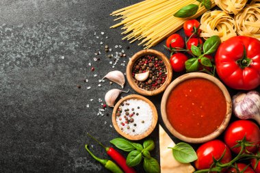 Malzemeli yemek masası. İtalyan mutfağı kavramı