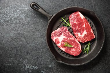 Izgarada taze pirzola bifteği.