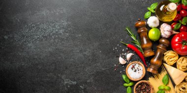 Malzemeli yemek masası. İtalyan mutfağı kavramı