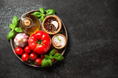 Taze domates, baharat, zeytinyağı ve fesleğen yaprakları pişirmek için