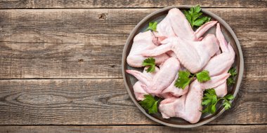 Seramik tabakta taze çiğ tavuk kanatları