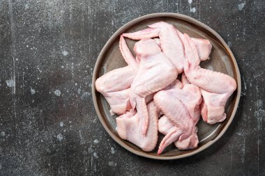 Seramik tabakta taze çiğ tavuk kanatları