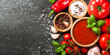 Domates sosu, taze domates, baharatlar ve fesleğen siyah b yaprakları