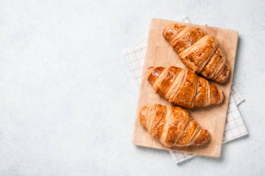 bir tablo üzerinde taze kruvasanlar