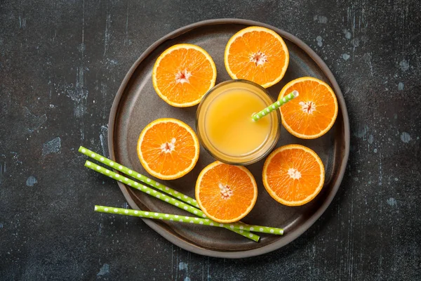 Свіжі апельсини та склянка соку — стокове фото