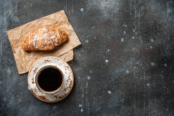 Frühstück mit Kaffee und frischem Croissant — Stockfoto