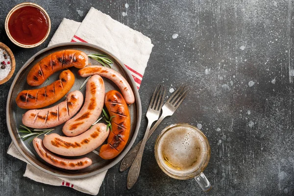 Grillad korv med öl, ketchup och salt — Stockfoto