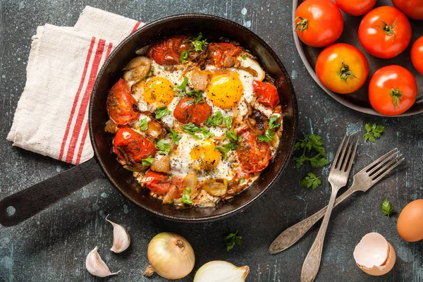 Fried eggs with tomatoes and bacon — Stock Photo, Image