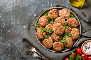 Seramik tabakta ev yapımı et pirzola