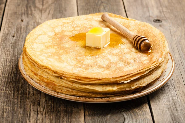 Pancake stack caseiro em um prato, close-up — Fotografia de Stock
