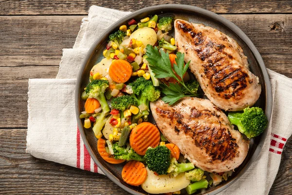 Pechugas de pollo a la plancha con verduras —  Fotos de Stock